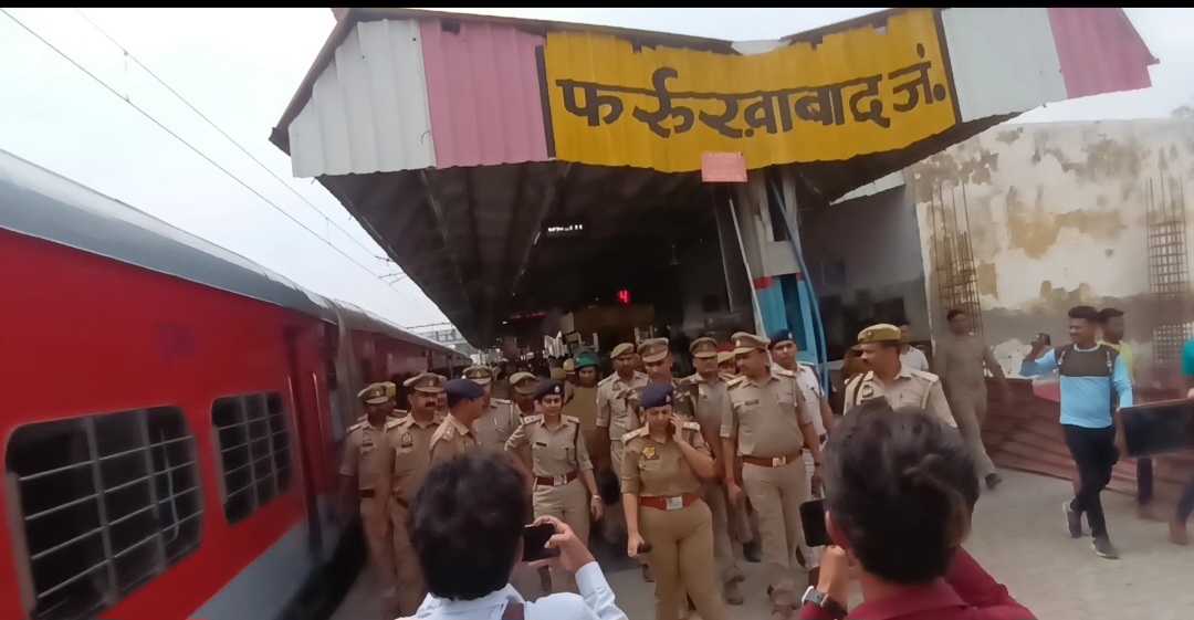 फर्रुखाबाद रेलवे स्टेशन पर आपातकालीन माक ड्रिल आज हवाई हमले से निपटने का अभ्यास किया गया