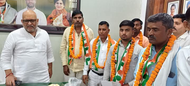 लखीमपुर खीरी : कांग्रेस पार्टी में आस्था रखने वाले दर्जनों लोगों ने कांग्रेस पार्टी की सदस्यता ग्रहण की