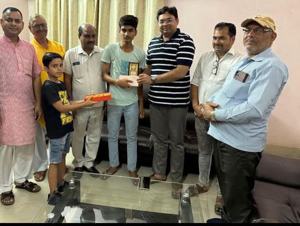 लखीमपुर खीरी : गोला नगर के प्रमुख समाजसेवी डॉक्टर कौशल किशोर वर्मा ने छात्र अनंत मिश्रा को किया सम्मानित