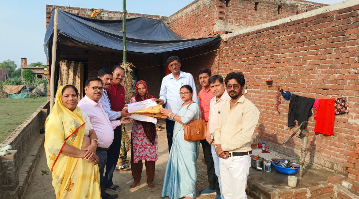 लखीमपुर खीरी : गोला के ग्राम लाल्हापुर में गरीब कन्या के विवाह में श्री हरद्वारी वैश्य महासभा के पदाधिकारियों ने दान दक्षिणा देकर किया सहयोग