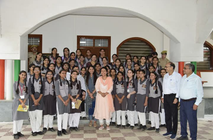 लखीमपुर खीरी : सरस्वती बालिका विद्या मंदिर इंटर कॉलेज की छात्राओं का यात्रा दल कलेक्ट्रेट पहुंचा डीएम दुर्गा शक्ति नागपाल से की प्रेरणादायक भेंट