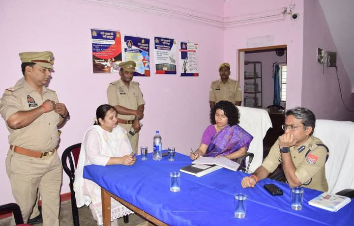 लखीमपुर खीरी : थाना समाधान दिवस पर चंदन चौकी पर डीएम एसपी ने सुनी फरियादियों की समस्याएं दिए निस्तारण के निर्देश