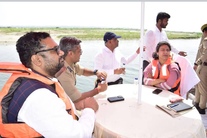 लखीमपुर खीरी : नेपाल बॉर्डर से लगे सुदूरवर्ती गांव चौगुर्जी में विकास की नई सुबह भीषण धूप में डीएम एसपी व विधायक मोटरवोट से पहुंचे गांव