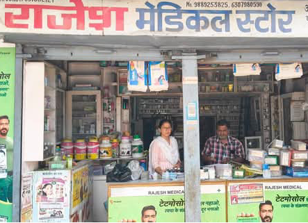 लखीमपुर खीरी : ड्रग इंस्पेक्टर ने छापा मारते हुए मेडिकल स्टोर से एक्सपायरी और नारकोटिक्स दवाएं की बरामद