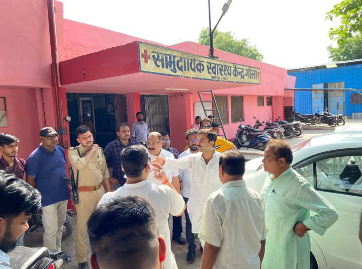 गोला सामुदायिक स्वास्थ्य केंद्र पर  विधायक अमन गिरी संग सीएमओ लखीमपुर खीरी ने की महत्वपूर्ण बैठक
