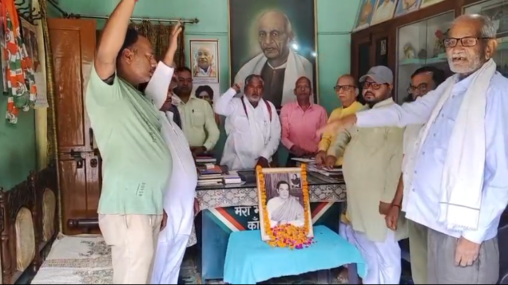 लखीमपुर खीरी : स्वर्गीय राजीव गांधी की पुण्यतिथि पर कांग्रेसियों ने उन्हें श्रद्धांजलि अर्पित करते हुए नमन कर याद किया