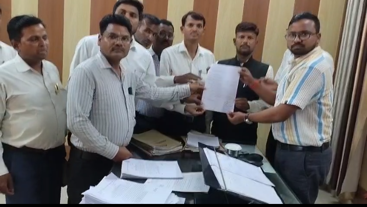 लखीमपुर खीरी : मिशन सामाजिक परिवर्तन के पदाधिकारियों ने सोशल मीडिया पर अश्लील वीडियो फोटो व लेख पोस्ट करने वालों के विरुद्ध राष्ट्रपति महोदय को संबोधित ज्ञापन देकर की कार्यवाई की मांग