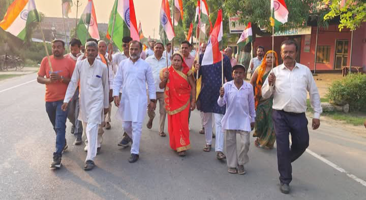 लखीमपुर खीरी : गोला क्षेत्र के ग्राम बिजुआ में भारतीय सेना के शौर्य व पराक्रम के सम्मान में निकली गई तिरंगा यात्रा