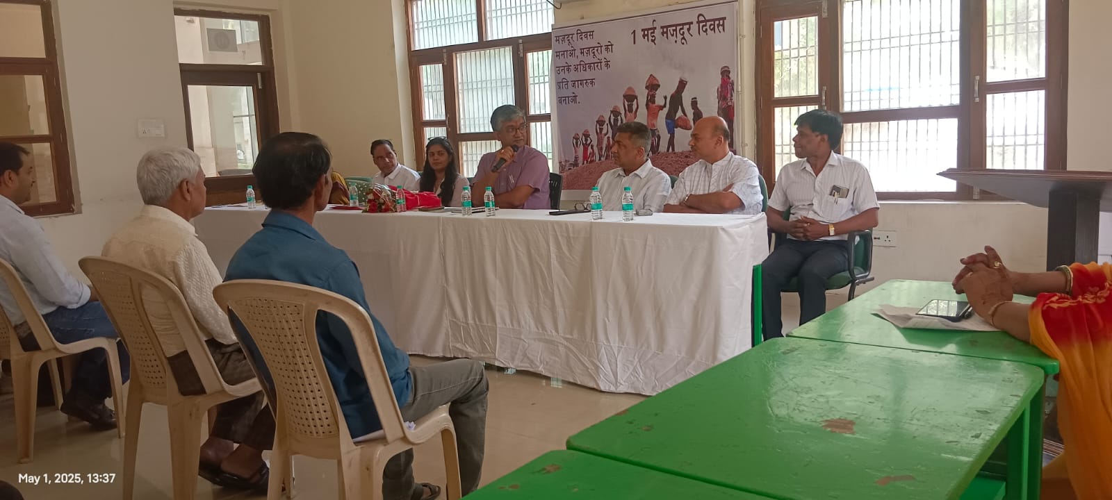 फर्रुखाबाद:अन्तराष्ट्रीय श्रमिक दिवस पर श्रम विभाग द्वारा गोष्ठि का आयोजन कराया गया