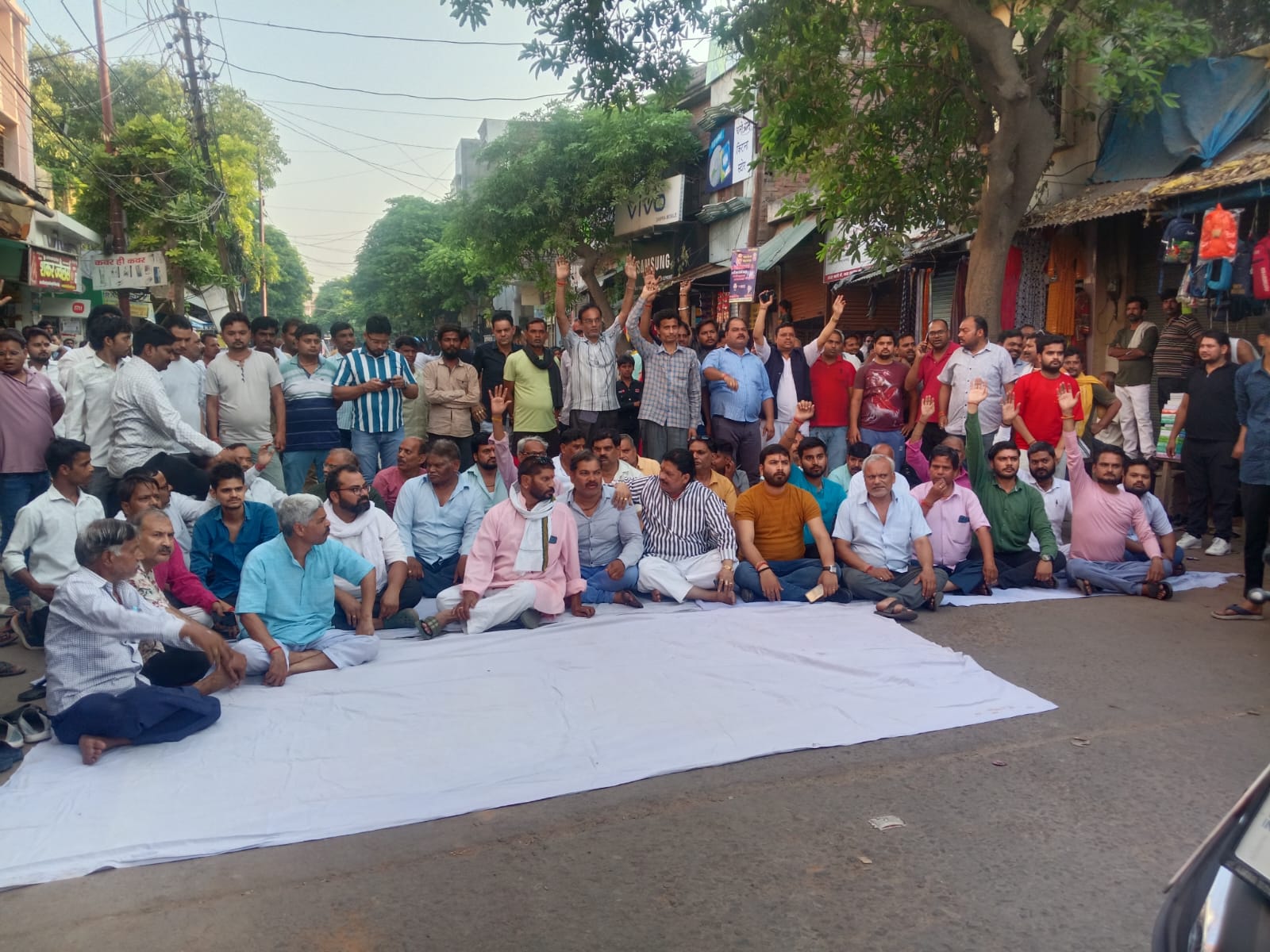 मैनपुरी में दबंगो ने सर्राफा व्यवसायी से की करोड़ो की मांग , पुलिस ने अभी तक नही की कोई कठोर कार्यवाई ?