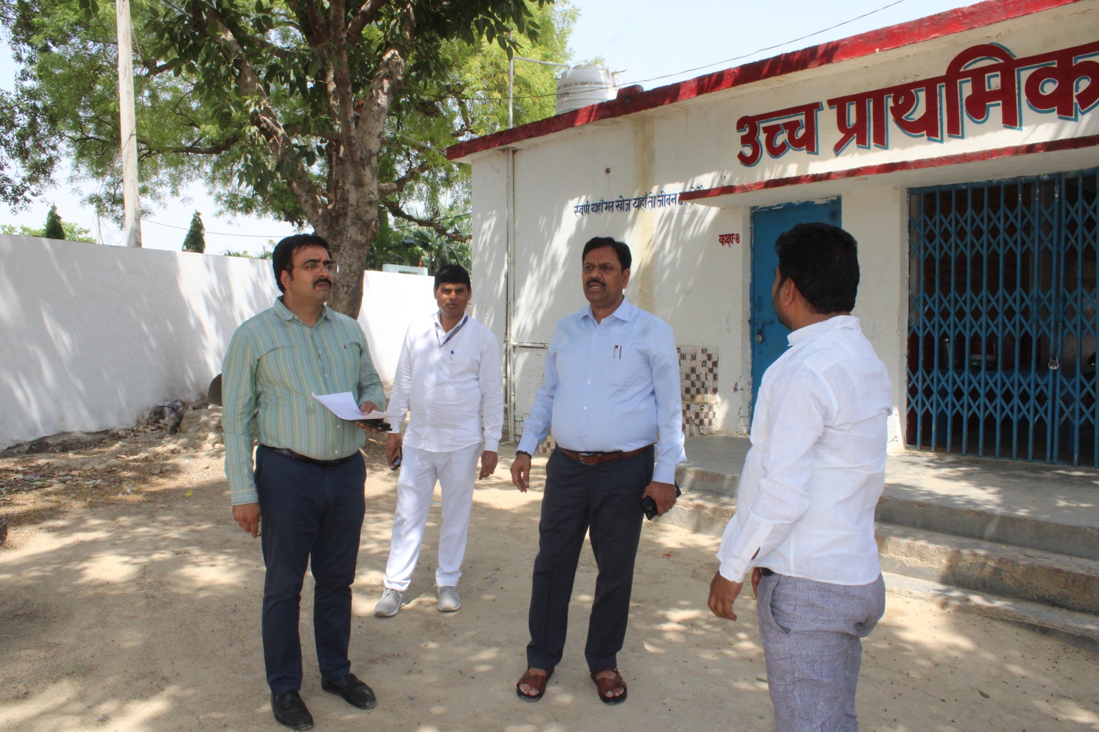औरैया जिलाधिकारी ने विकासखंड भाग्यनगर की ग्राम पंचायत उमरसाना में विकास कार्यों कराए जाने वाले कार्यों का स्थलीय निरीक्षण किया