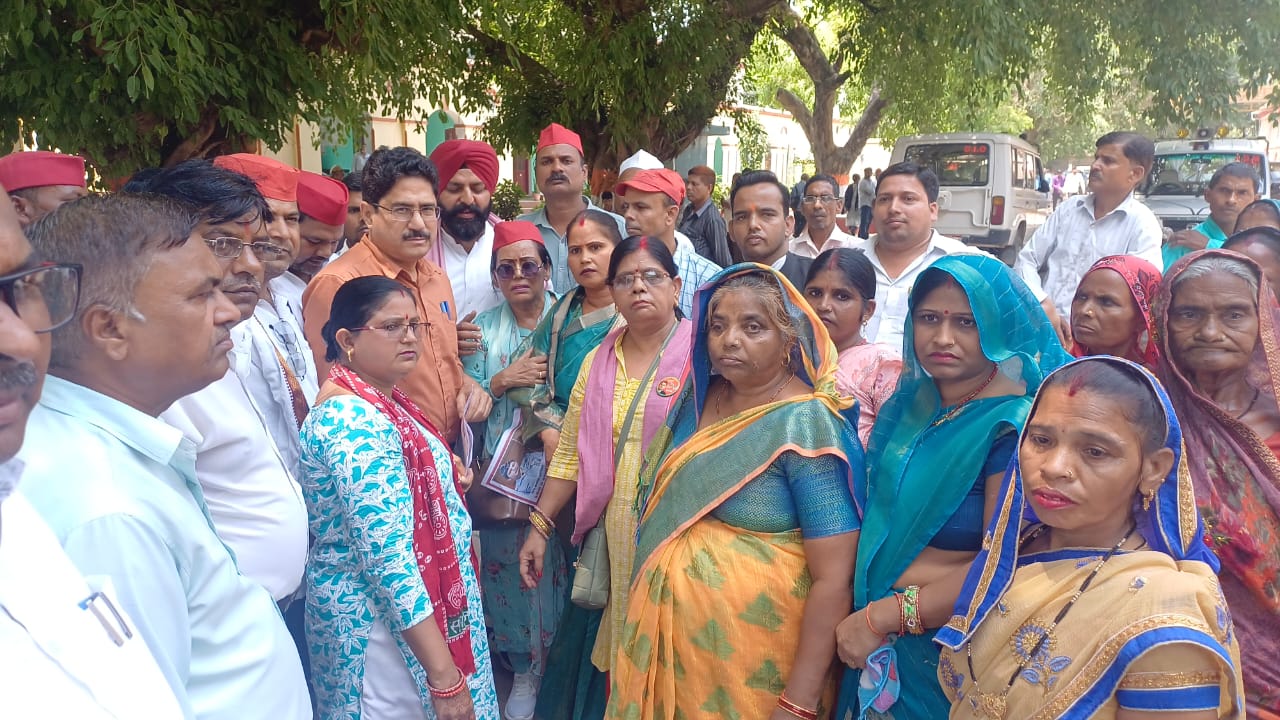 पीलीभीत:राष्ट्रपति व राज्यपाल को संबोधित ज्ञापन सिटी मजिस्ट्रेट को सौंपा।