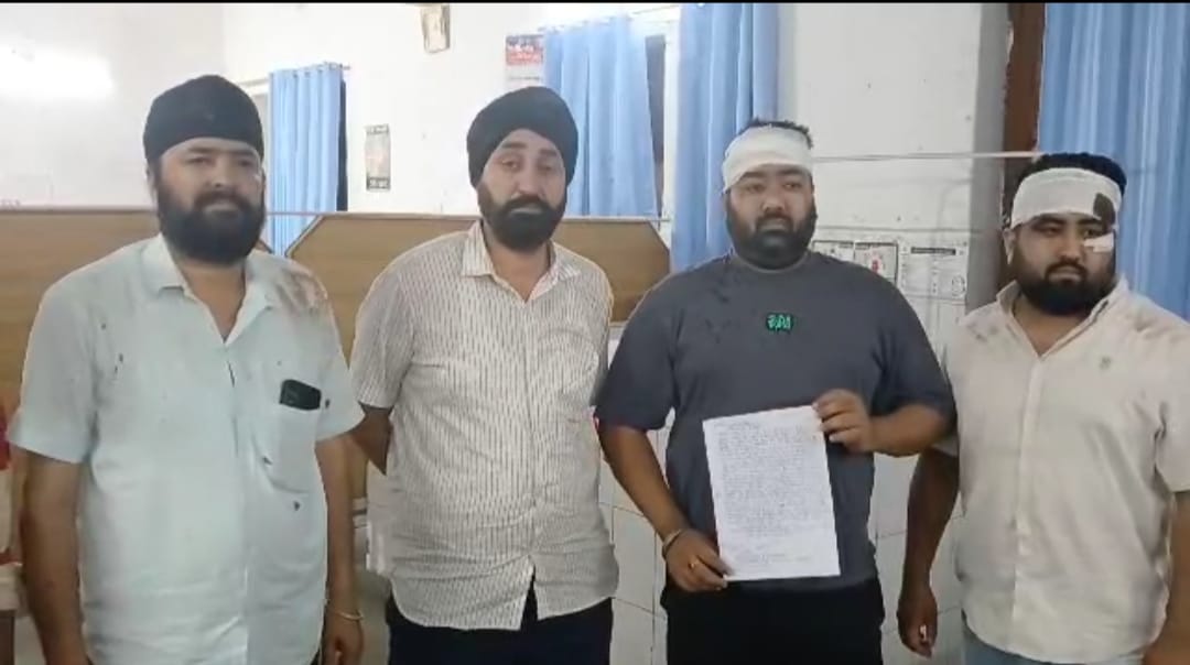 पीलीभीत:  ट्रक चालकों से अवैध वसूली का विरोध करने पर ढाबे पर जमकर विवाद हुआ।