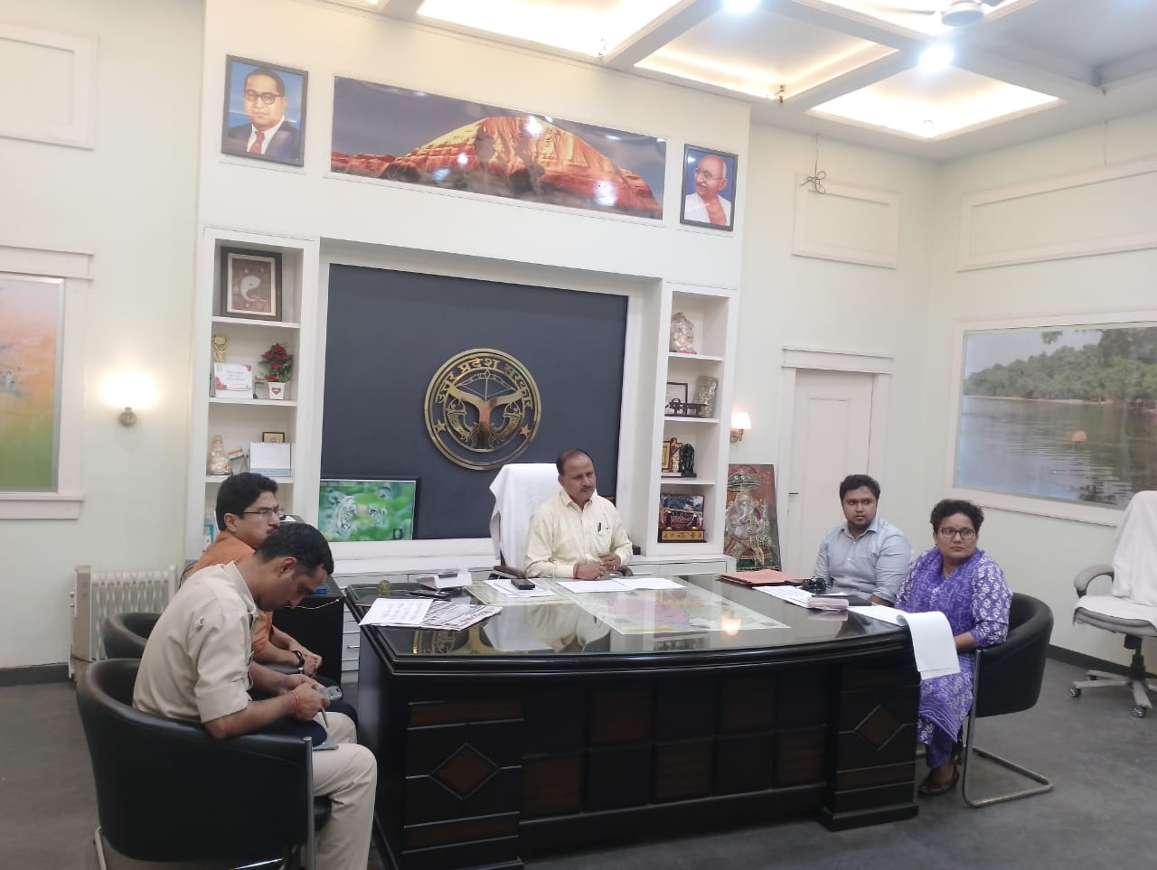पीलीभीत: जिलाधिकारी की अध्यक्षता में एवियन एन्फ्लुएंजा (बर्ड फ्लू) बीमारी से बचने हेतु जिला स्तरीय टास्क फोर्स समिति की बैठक हुई सम्पन्न।