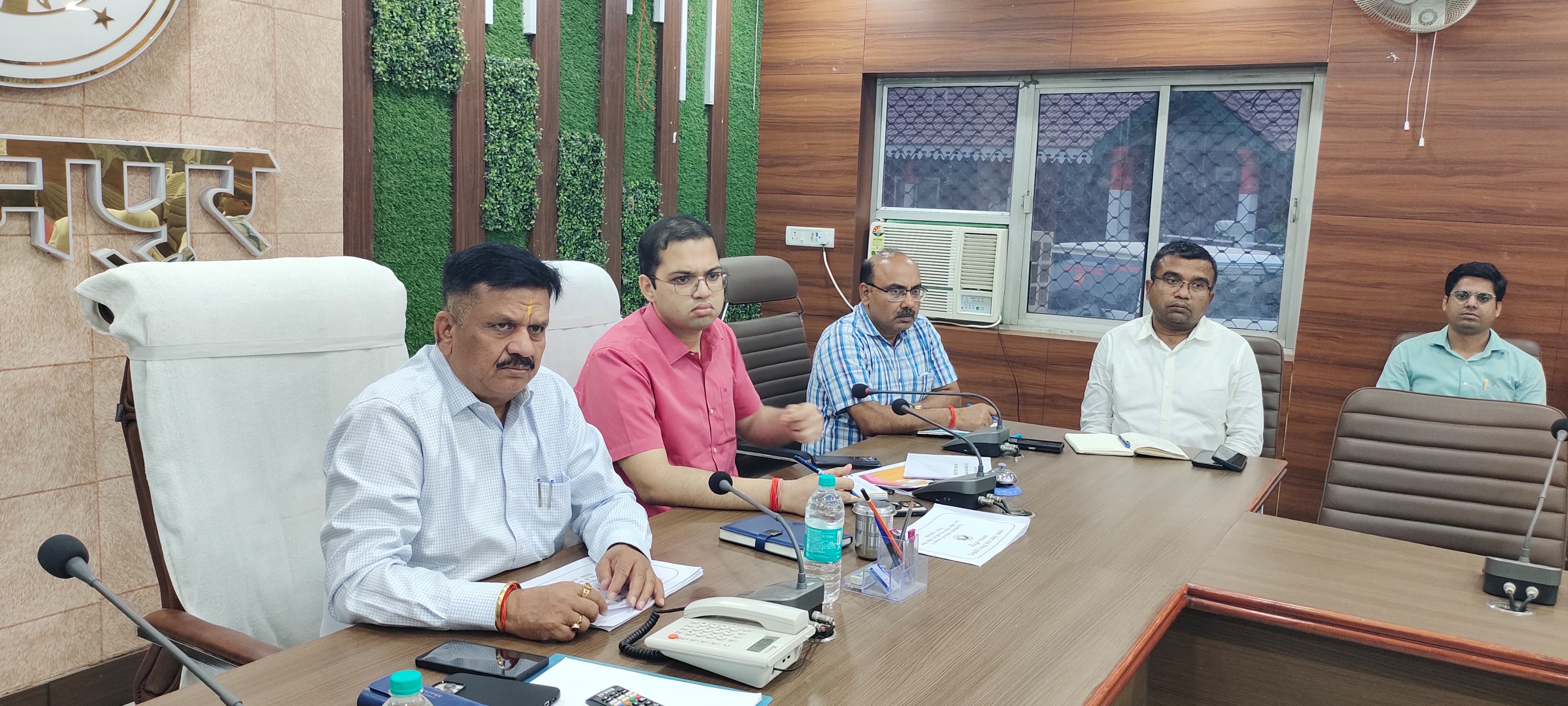 जौनपुर :जिलाधिकारी डॉ0 दिनेश चंद्र की अध्यक्षता में कलेक्ट्रेट सभागार में जल जीवन मिशन ग्रामीण के अंतर्गत चल रही परियोजनाओं के संबंध में हुई बैठक