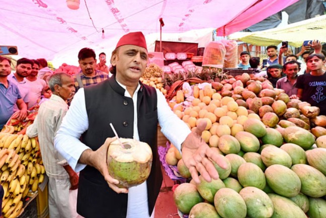 नारियल पानी पीने दुकान पर पहुंचे अखिलेश यादव, बागी नेताओं को संदेश देकर भाजपा पर साधा निशाना
