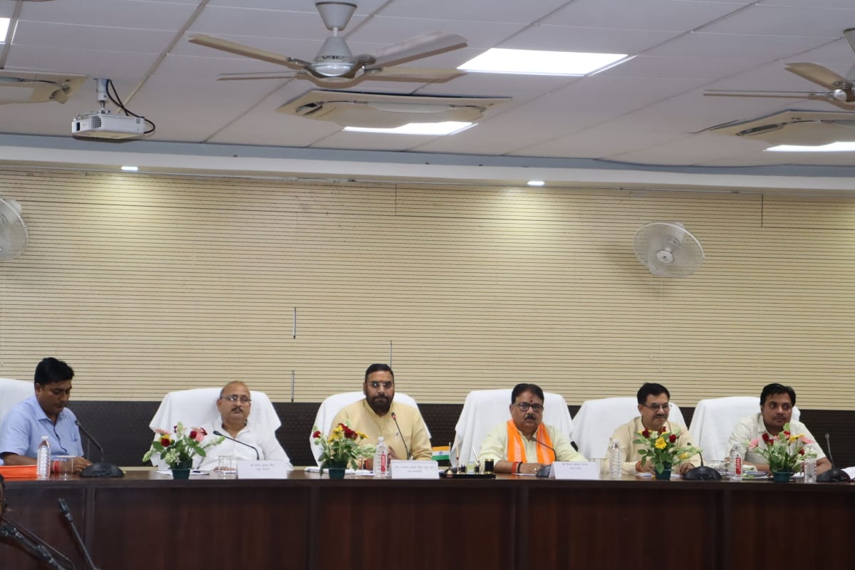 जौनपुर :शिक्षा का व्यवसायीकरण सम्बन्धी जांच समिति की बैठक मानवेन्द्र प्रताप सिंह की अध्यक्षता में  वाराणसी के सर्किट हाउस में हुई संपन्न