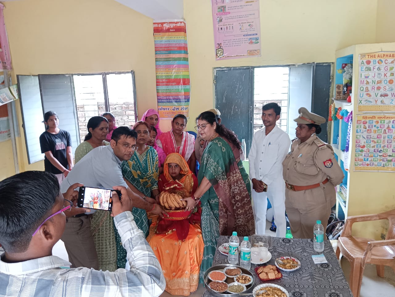 जनपद कासगंज में राज्य महिला आयोग की सदस्य रेनू गौड़ ने विकासखंड कासगंज के ग्राम पंचायत भिटौना के आंगनबाड़ी केंद्र नगला हरदेव एवं महिला बंदी गृह का निरीक्षण किया