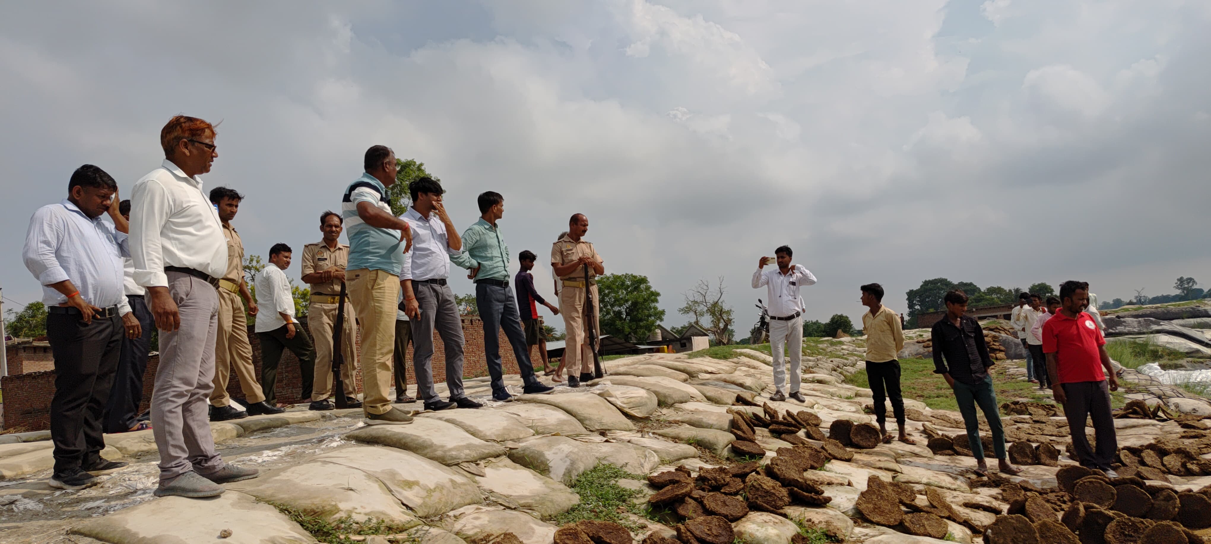 कासगंज : पटियाली विधानसभा क्षेत्र के बाढ़ आने से पूर्व उपजिलाधिकारी और तहसीलदार का तूफानी दौरा