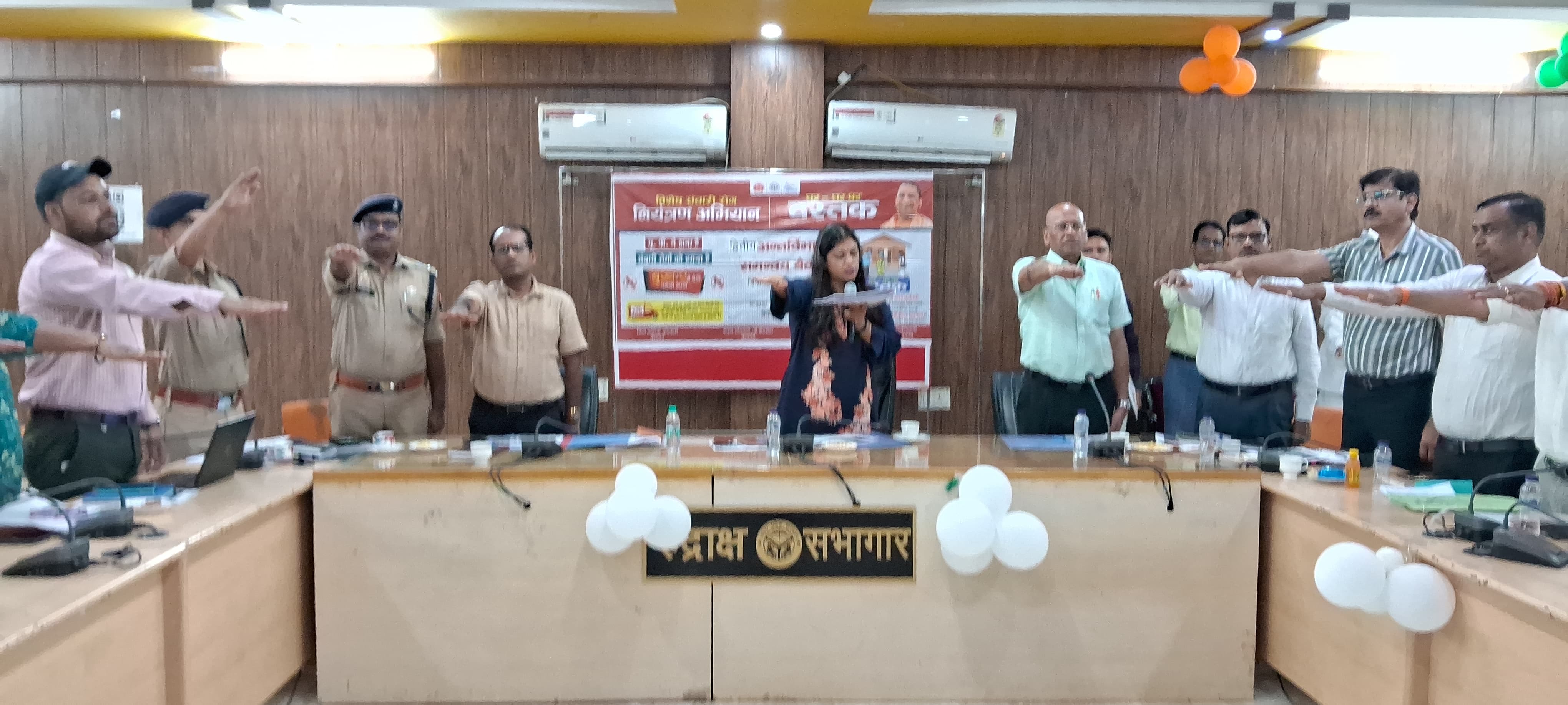 कासगंज -जिलाधिकारी मेधा रूपम की अध्यक्षता में कलेक्टेट सभागार में द्वितीय जनपद स्तरीय संचारी रोग नियंत्रण दस्तक अभियान द्वितीय अंतर्विभागीय टास्क फोर्स का गठन किया