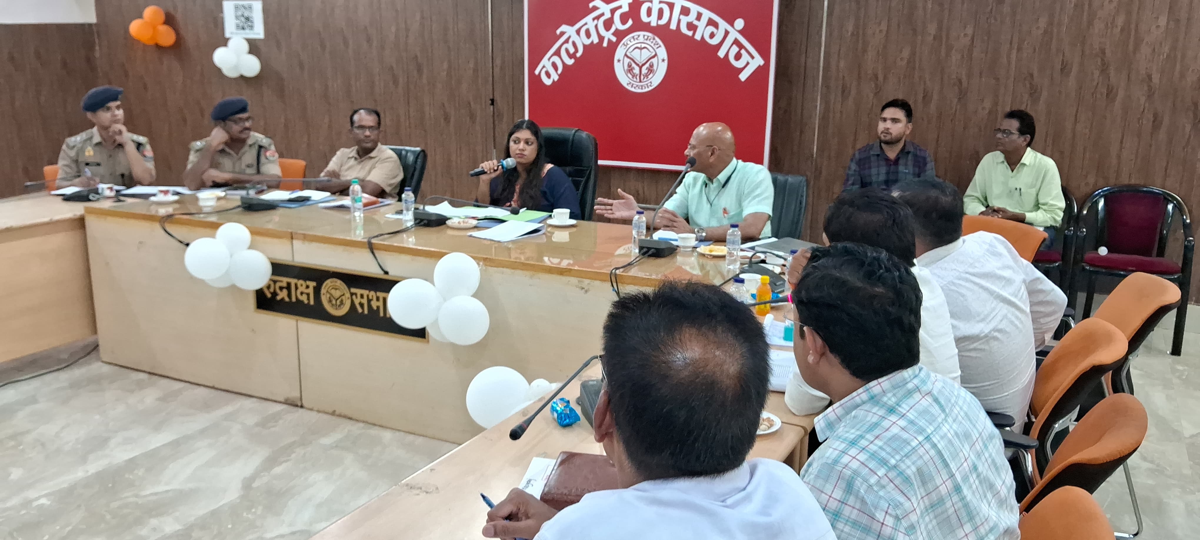 कासगंज : जिलाधिकारी मेधा रूपम की अध्यक्षता में कलेक्टेट सभागार में  सड़क सुरक्षा समिति की बैठक आयोजित की गई।