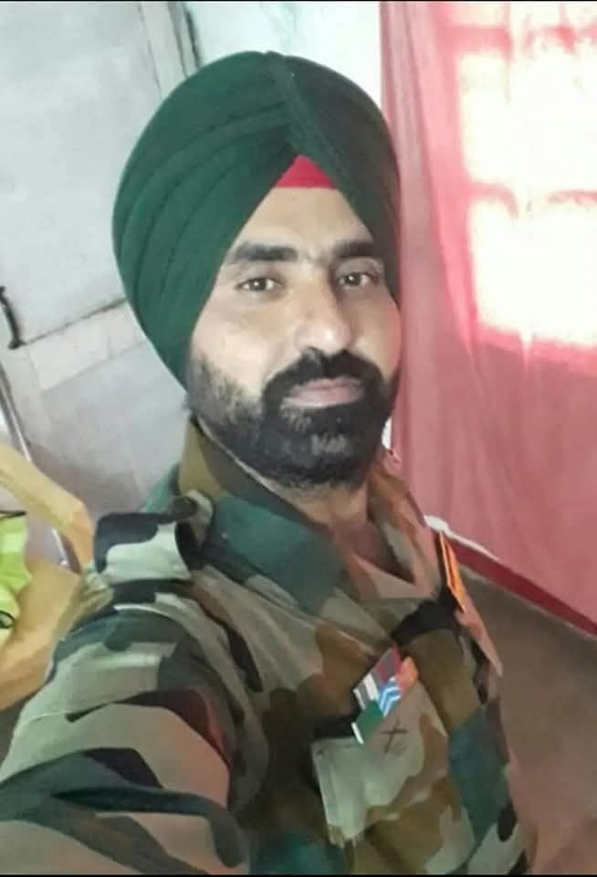 पीलीभीत:भूस्खलन से बलिदान हुए लखविंदर सिंह का घर पहुंचा शव,अधिकारी व जनप्रतिनिधियों सहित हजारों लोग पहुंचे