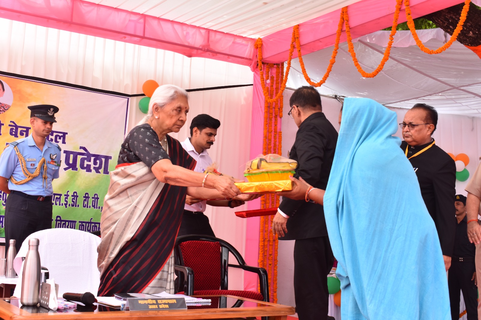 पीलीभीत:राज्यपाल महोदया ने जिला कारागार पहुंचकर महिला बंदियों को वितरित की साड़ियां व फल की टोकरी।