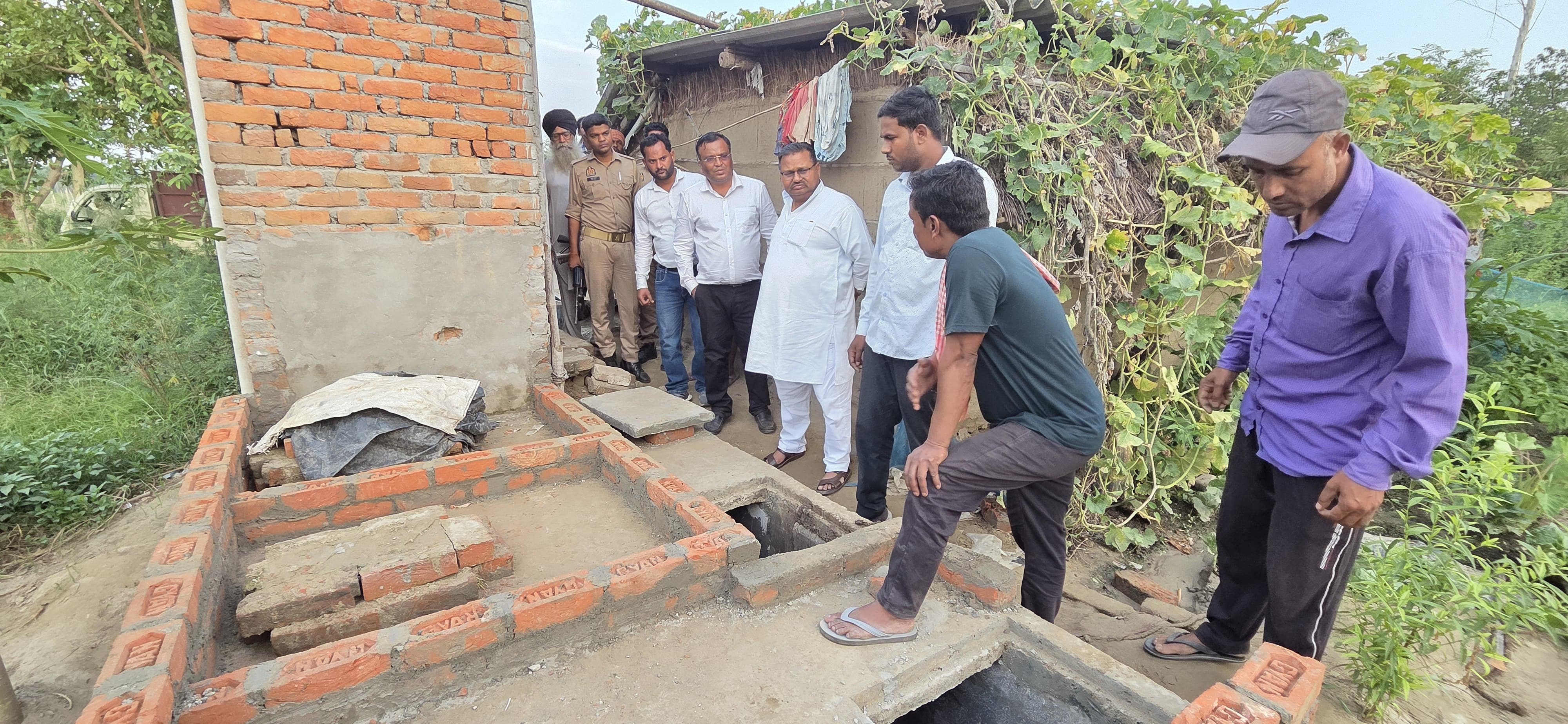 पीलीभीत:शौचालय के टैंक में घुसे दंपति सहित तीन की दम घुटने से दर्दनाक मौत, घटना से क्षेत्र में खलबली मच गई।