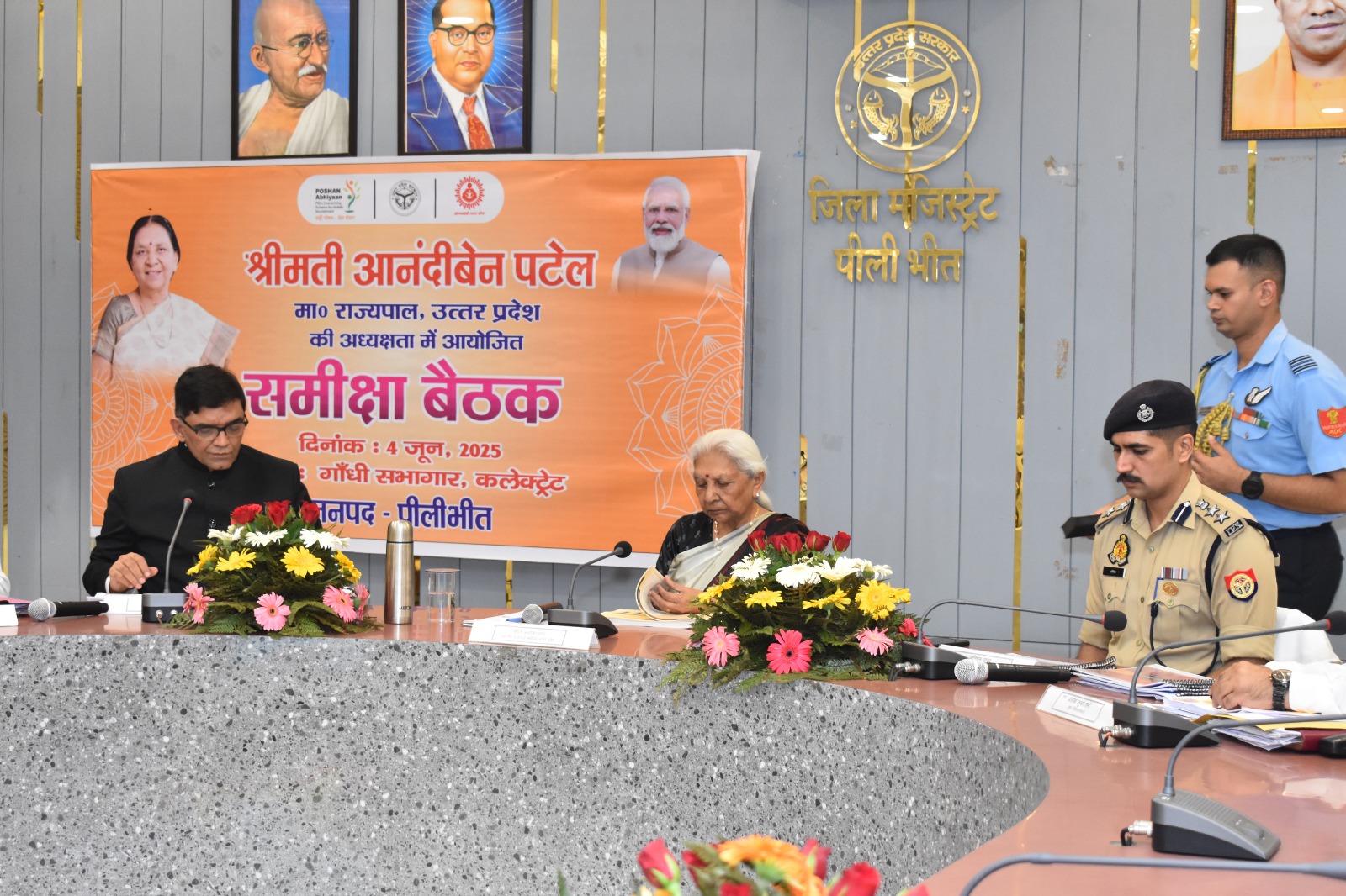 पीलीभीत:राज्यपाल ने की अधिकारियों के साथ समीक्षा बैठक।