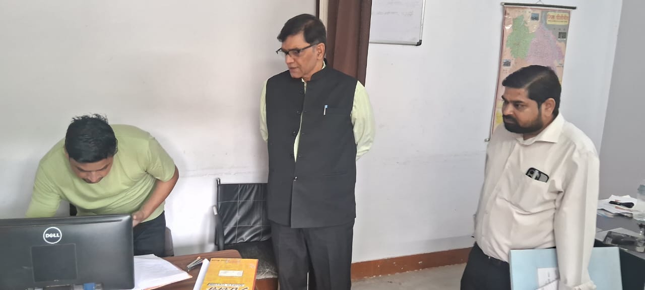 पीलीभीत : जिलाधिकारी ने सहायक चकबन्दी अधिकारी, बन्दोवस्त अधिकारी चकबंदी एवं श्रम प्रवर्तन कार्यालय का किया औचक निरीक्षण।