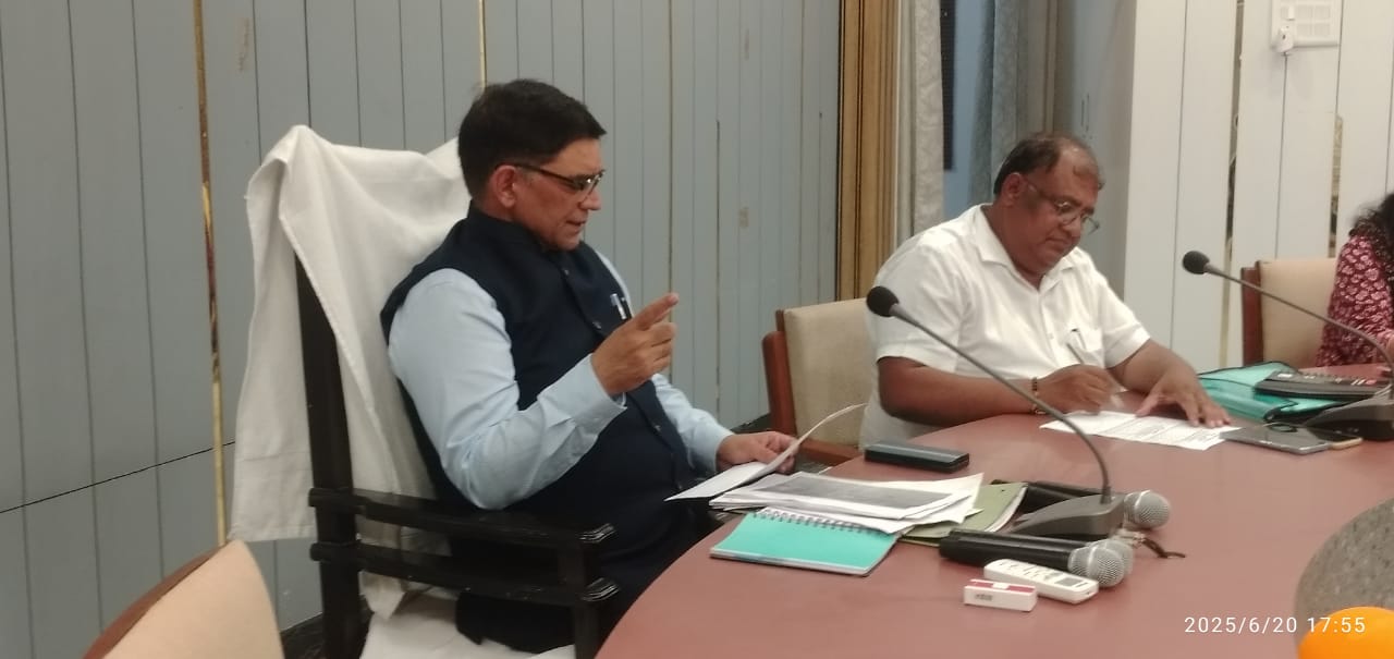 पीलीभीत : जिलाधिकारी की अध्यक्षता में पूर्ति विभाग में संचालित विभागीय कार्यों की समीक्षा बैठक हुई सम्पन्न।