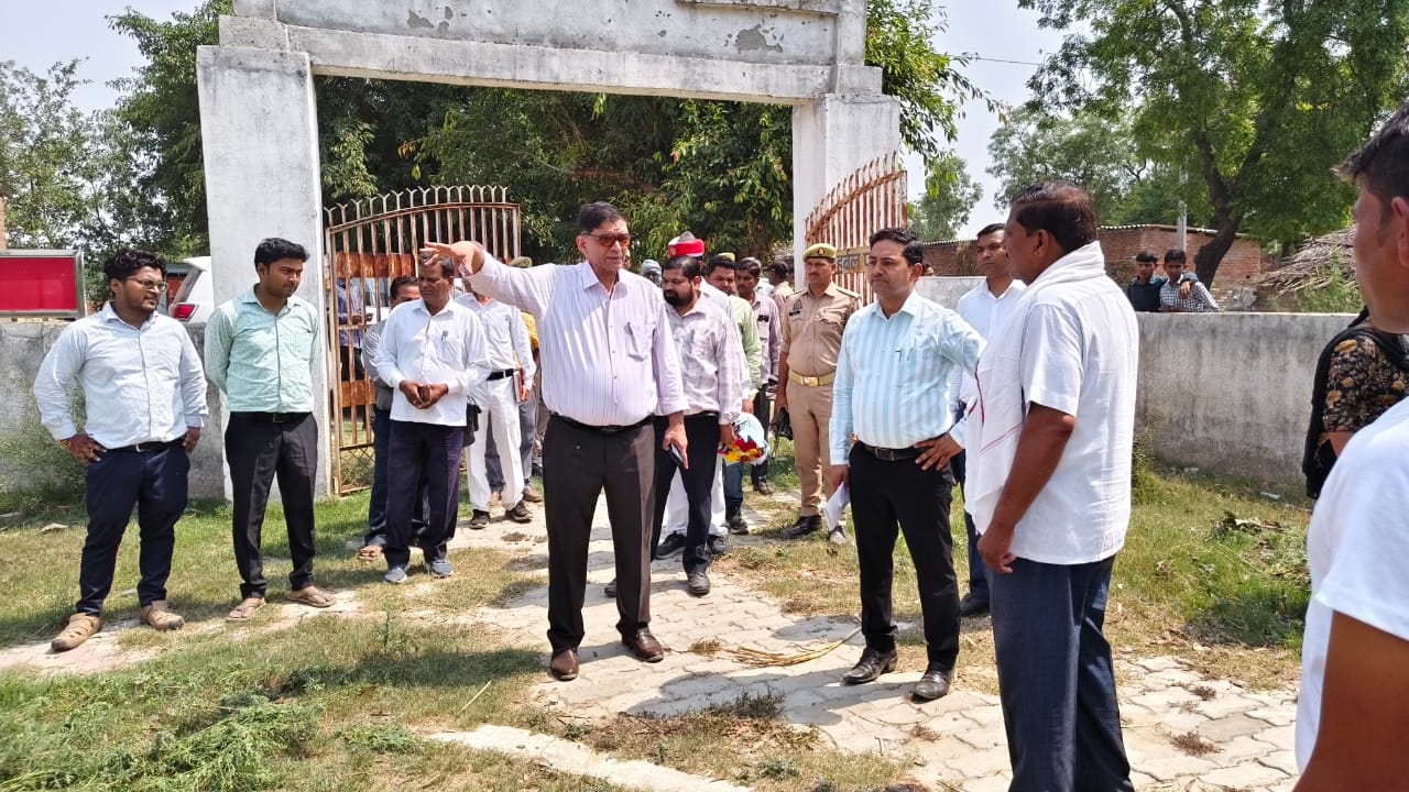 पीलीभीत : जिलाधिकारी ने मनरेगा हर्बल पार्क एवं ओपन जिम का किया निरीक्षण।