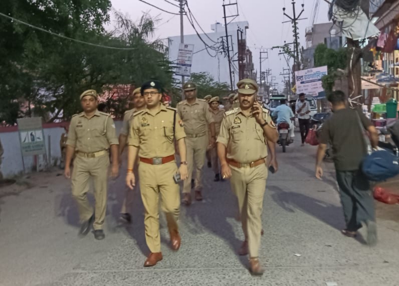 पीलीभीत : अपर पुलिस अधीक्षक ने आगामी ईद-उल-अजहा के दृष्टिगत थाना कोतवाली क्षेत्र में पैदल गश्त की