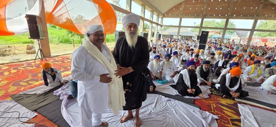 पीलीभीत :भाजपा विधायक ने गुरुद्वारा में मत्था टेक कर लिया आशीर्वाद
