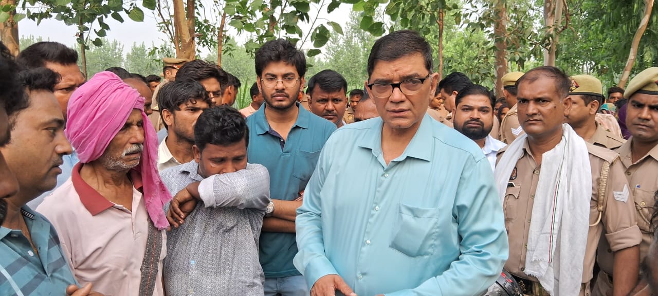 पीलीभीत : जिलाधिकारी ने मौके पर पहुंचकर परिजनों से मिले और भरोसा दिलाते हुए हर संभव मदद करने का आश्वासन दिया।