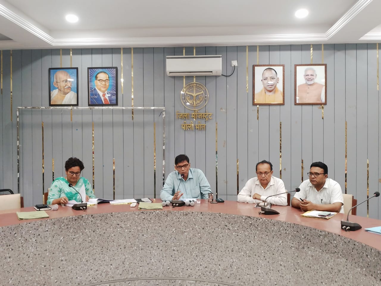 पीलीभीत : जिलाधिकारी के अध्यक्षता में उ0प्र0 विधान सभा की प्रतिनिहित समिति के भ्रमण कार्यक्रम की तैयारियों से सम्बन्धित बैठक हुई सम्पन्न।