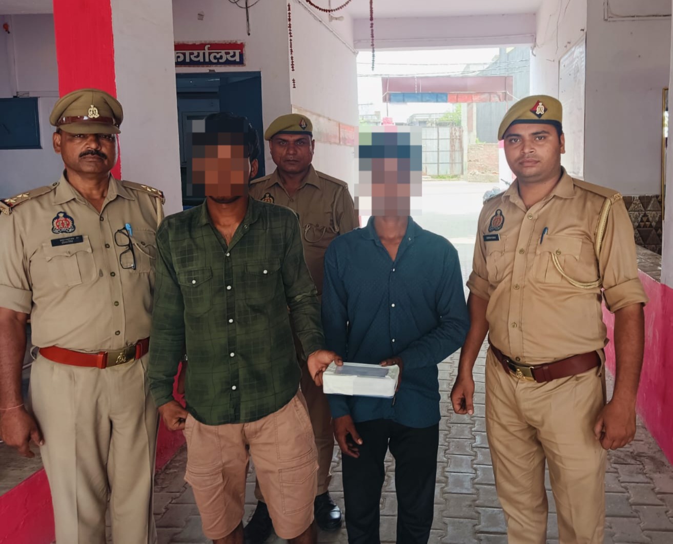 पीलीभीत: पुलिस ने मोबाइल लूट की घटना करने वाले 02 शातिर अभियुक्तों को मोबाइल सहित किया गिरफ्तार।