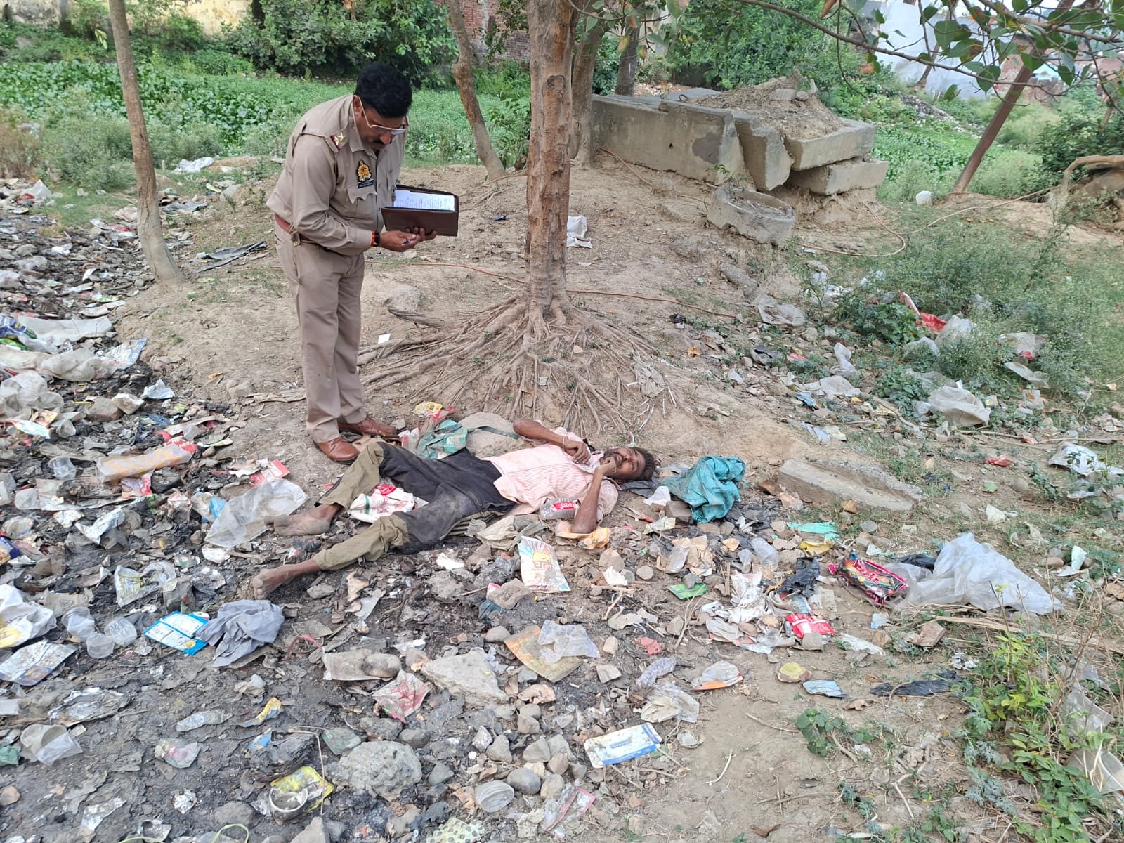 पीलीभीत:अज्ञात युवक की शव मिलने से मचा हड़कंप, मौके पर पुलिस पहुंची