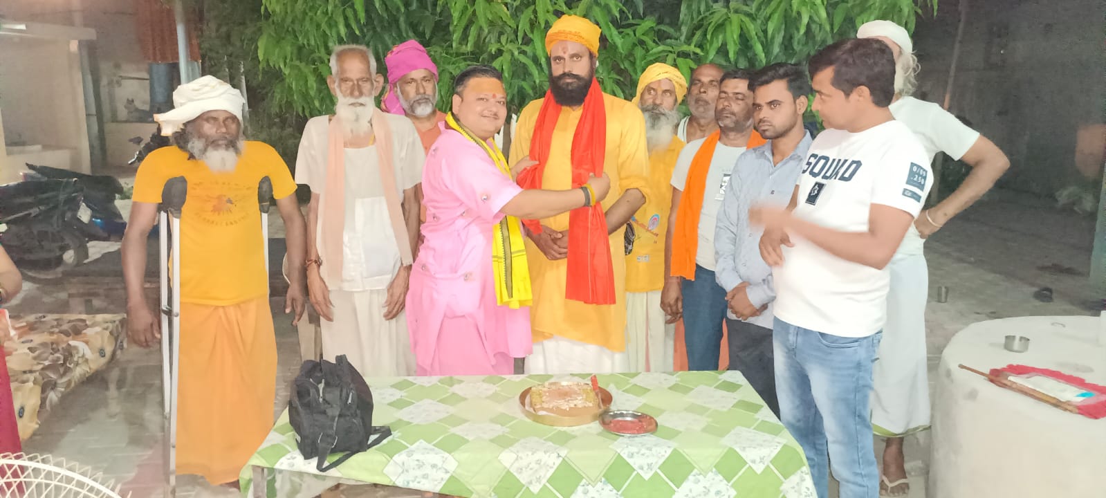 पीलीभीत:श्रीराम जानकी मंदिर के महंत का जन्मदिन मंत्रोच्चारण के बाद केक काटकर मनाया गया।