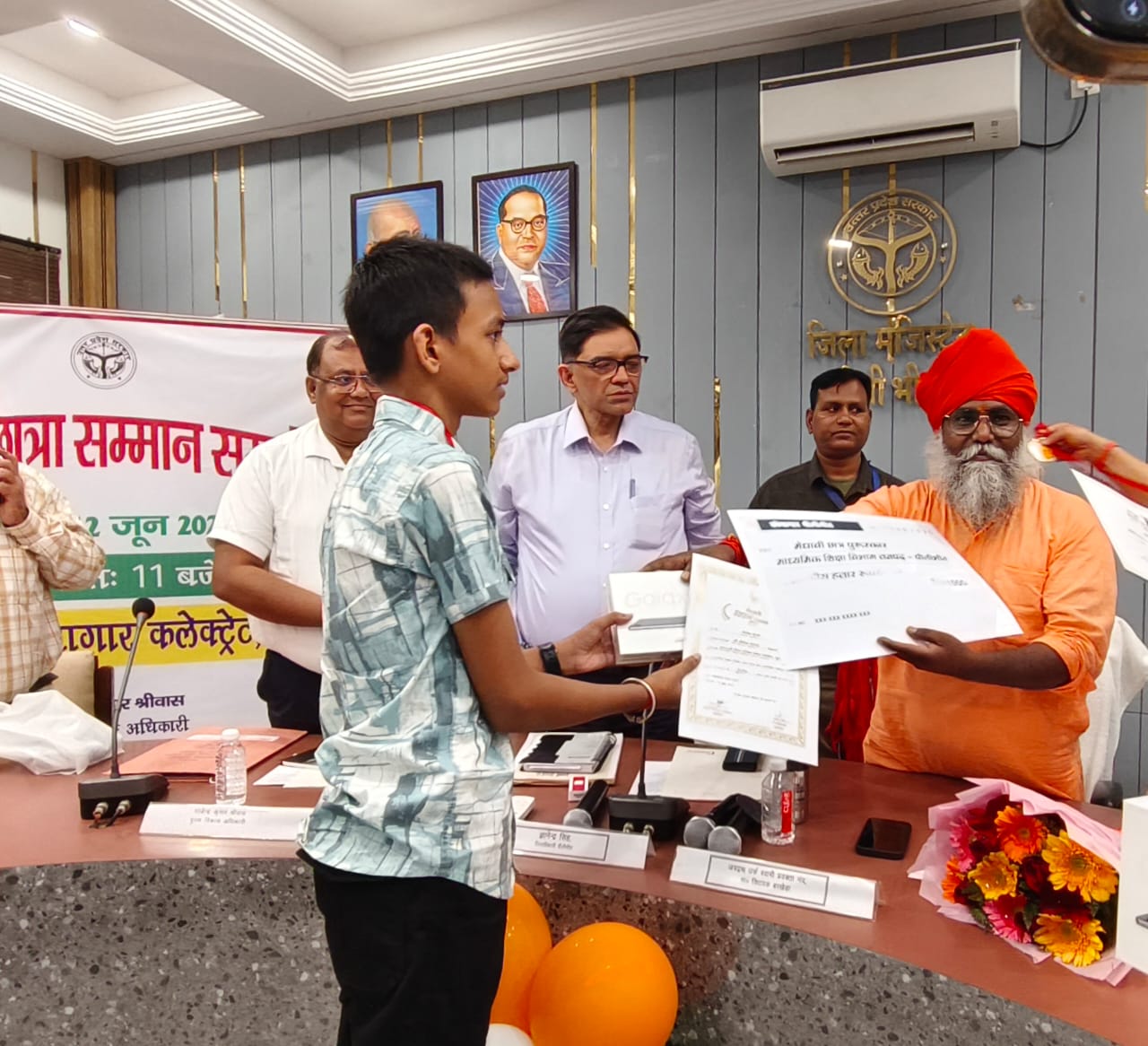 पीलीभीत:मेधावी छात्र/छात्रा सम्मान समारोह कार्यक्रम में विधायक बरखेड़ा एवं जिलाधिकारी ने मेधावी छात्र/छात्राओं को किया सम्मानित।