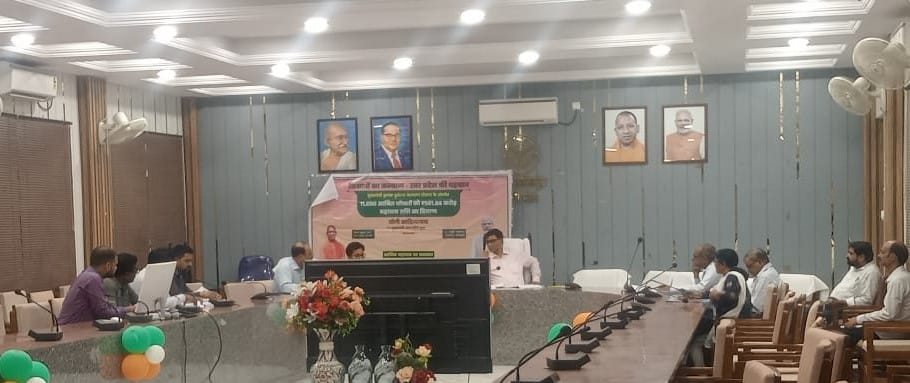 पीलीभीत : विभाग में संचालित योजनाओं की ली जानकारी, संचालित योजनाओं से श्रमिकों को किया जाये लाभान्वित-जिलाधिकारी।