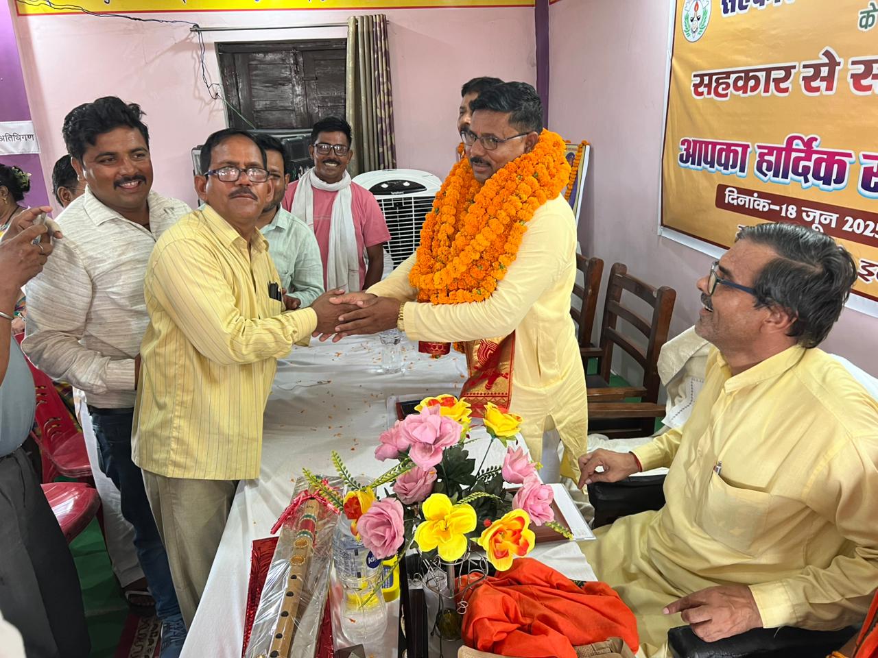 पीलीभीत:मुनेंद्र पाल सागर बने जिला अध्यक्ष लोग दे रहे बधा