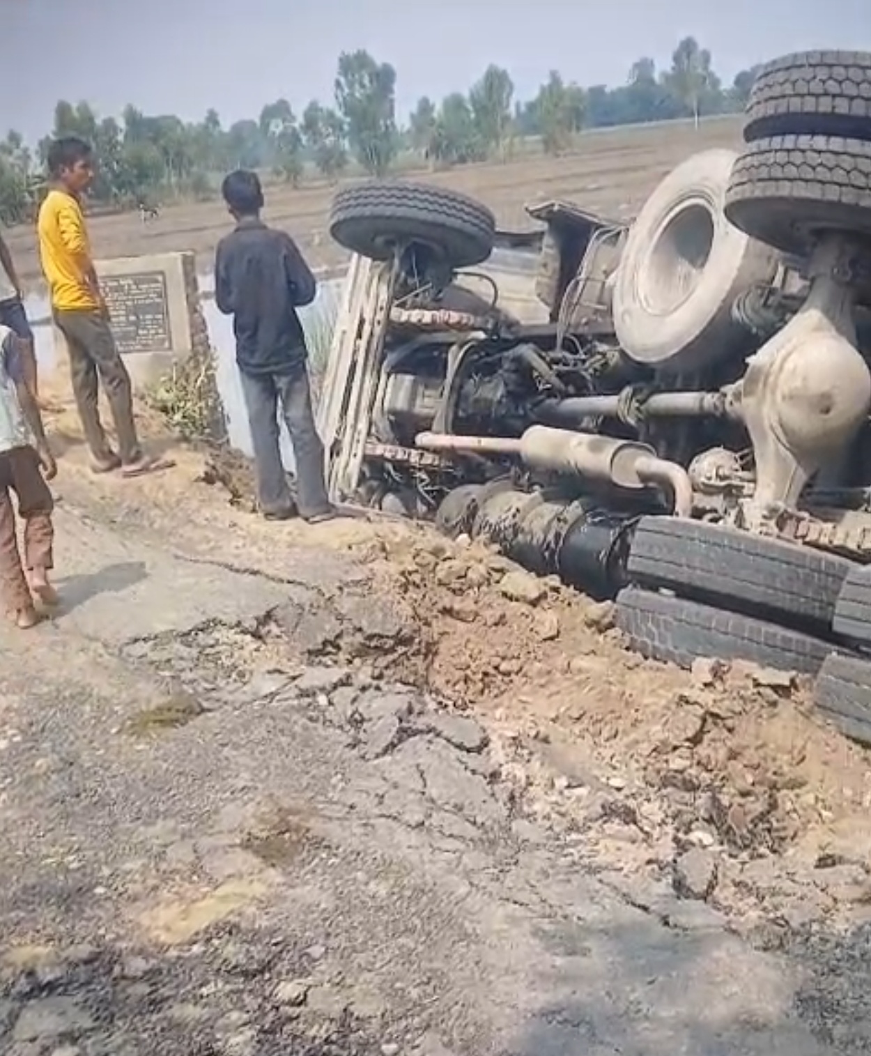 पीलीभीत : मोरिंग से भरा डंपर पलटा,चालक गंभीर रूप से घायल लोक निर्माण विभाग की लापरवाही हुई उजागर