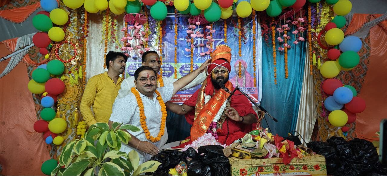 पीलीभीत: कथा व्यास जी को पगड़ी एवं राम नामी पटका पहनाकर किया स्वागत।