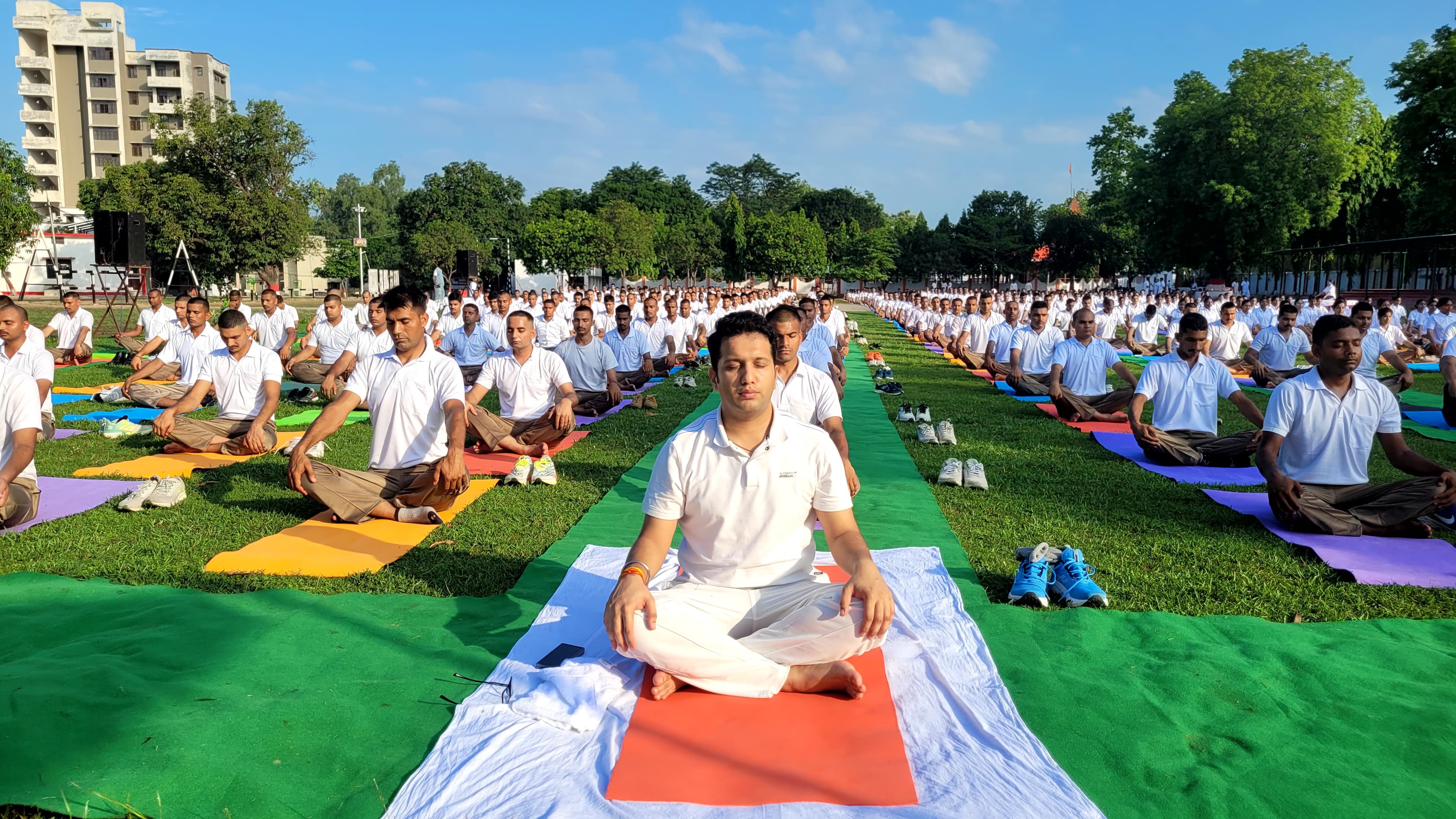 पीलीभीत : 11वें अन्तर्राष्ट्रीय योग दिवस- पर पुलिसकर्मियों ने किया सामूहिक योगाभ्यास