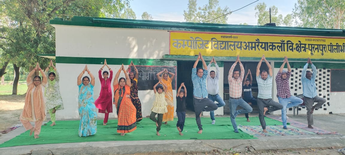 पीलीभीत : परिषदीय स्कूलों में शिक्षकों ने विभिन्न प्रकार के योगासन किए और योग से होने बाले लाभों की जानकारियां दी।