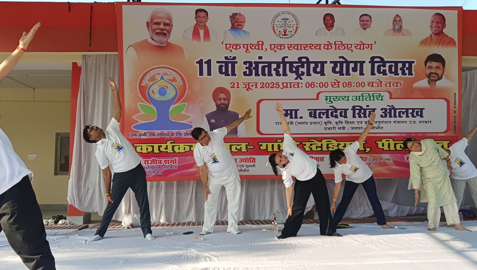 पीलीभीत : योग दिवस पर पेंटिंग एवं स्लोगन प्रतियोगिता में प्रथम, द्वितीय एवं तृतीय स्थान प्राप्त करने वाले छात्र-छात्राओं को किया सम्मानित
