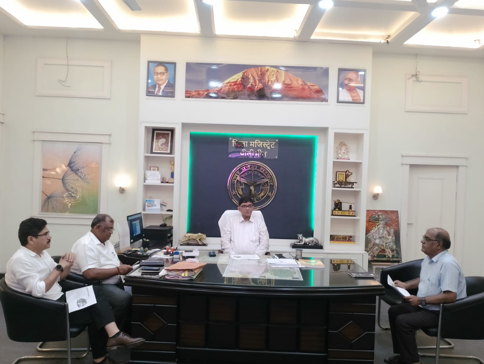 पीलीभीत:जिलाधिकारी की अध्यक्षता में पीएम सूर्यघर मुफ्त बिजली योजना की समीक्षा बैठक हुई सम्पन्न।