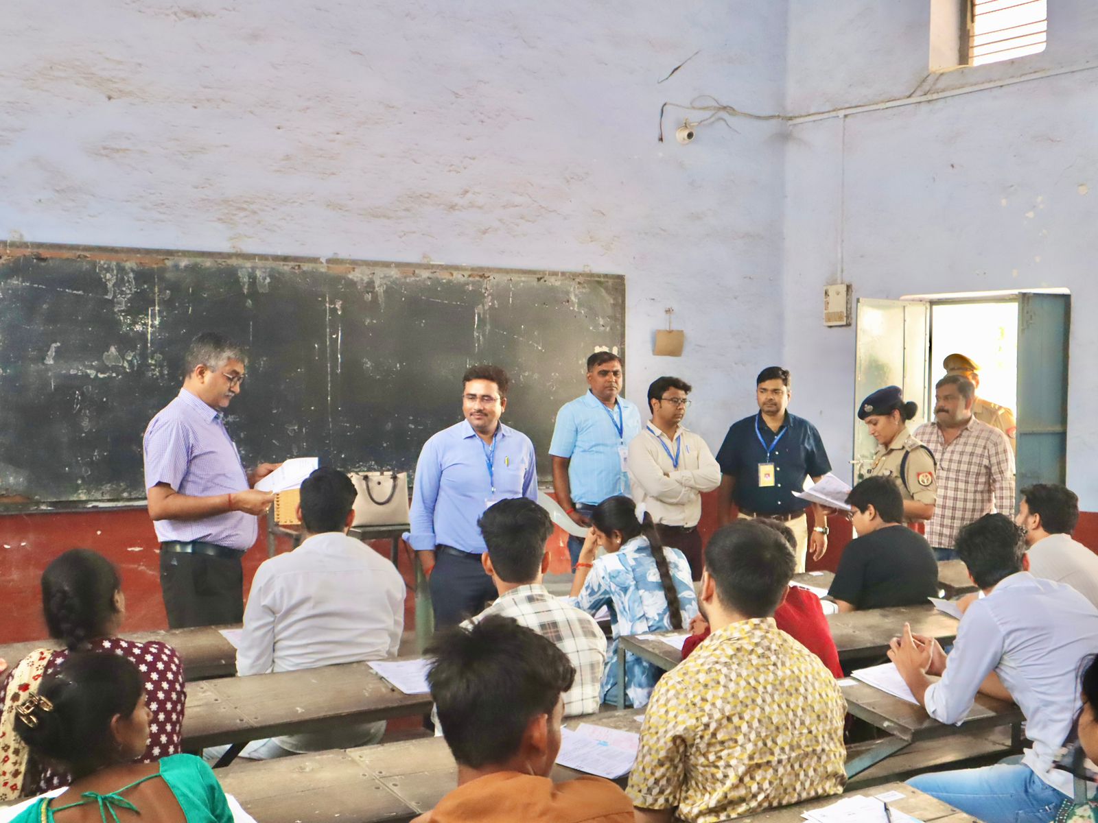 फर्रूखाबाद में B.Ed संयुक्त प्रवेश परीक्षा 2025 का सफल निरीक्षण, डीएम और एसपी ने दिए आवश्यक दिशा-निर्देश।
