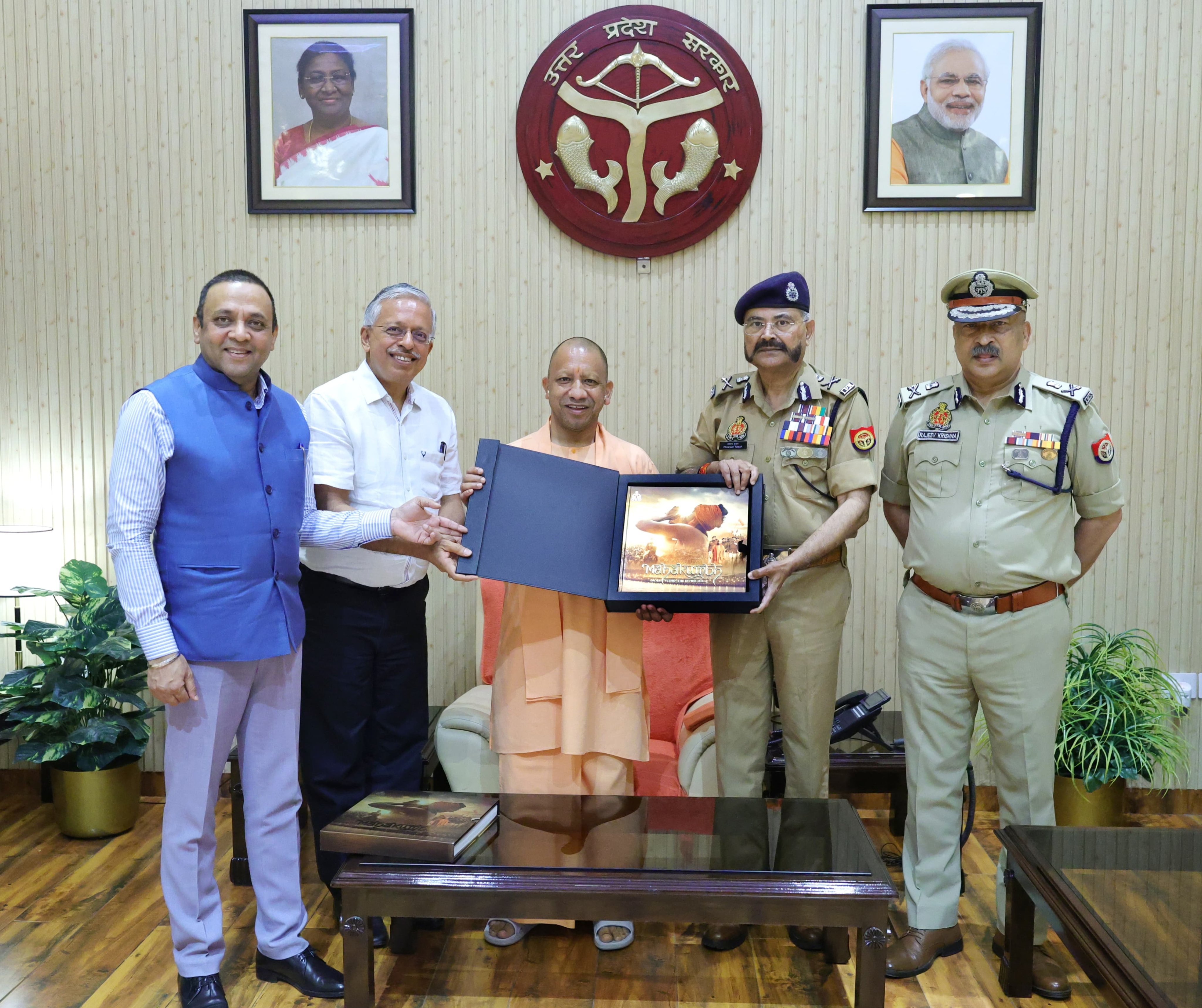 लखनऊ:मुख्यमंत्री योगी आदित्यनाथ ने किया महाकुंभ-2025 पर आधारित उत्तर प्रदेश पुलिस की कॉफी टेबल बुक का विमोचन।